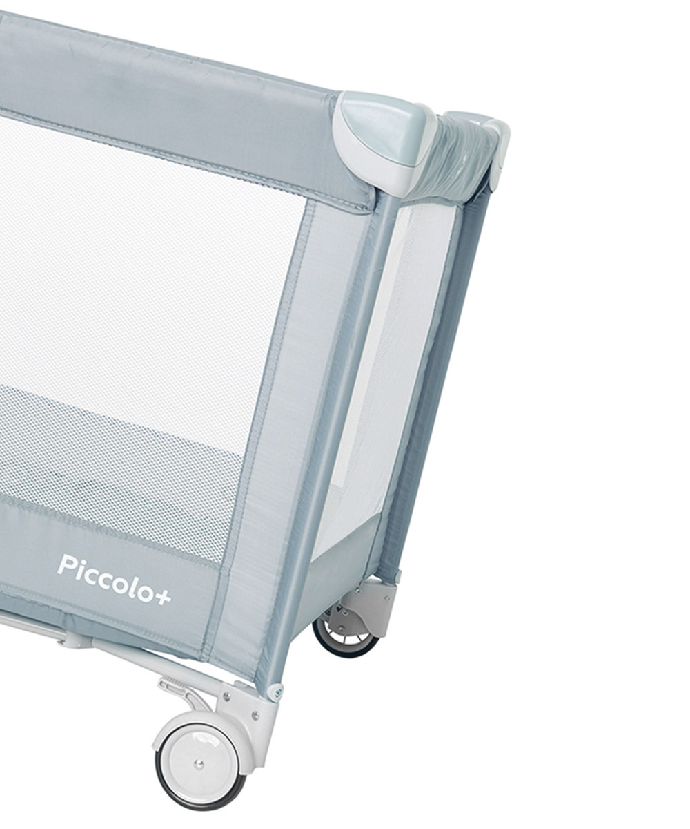 Манеж Piccolo+ 2023 Благодаря колёсам с возможностью фиксации вы можете легко переместить манеж даже в одиночку.  