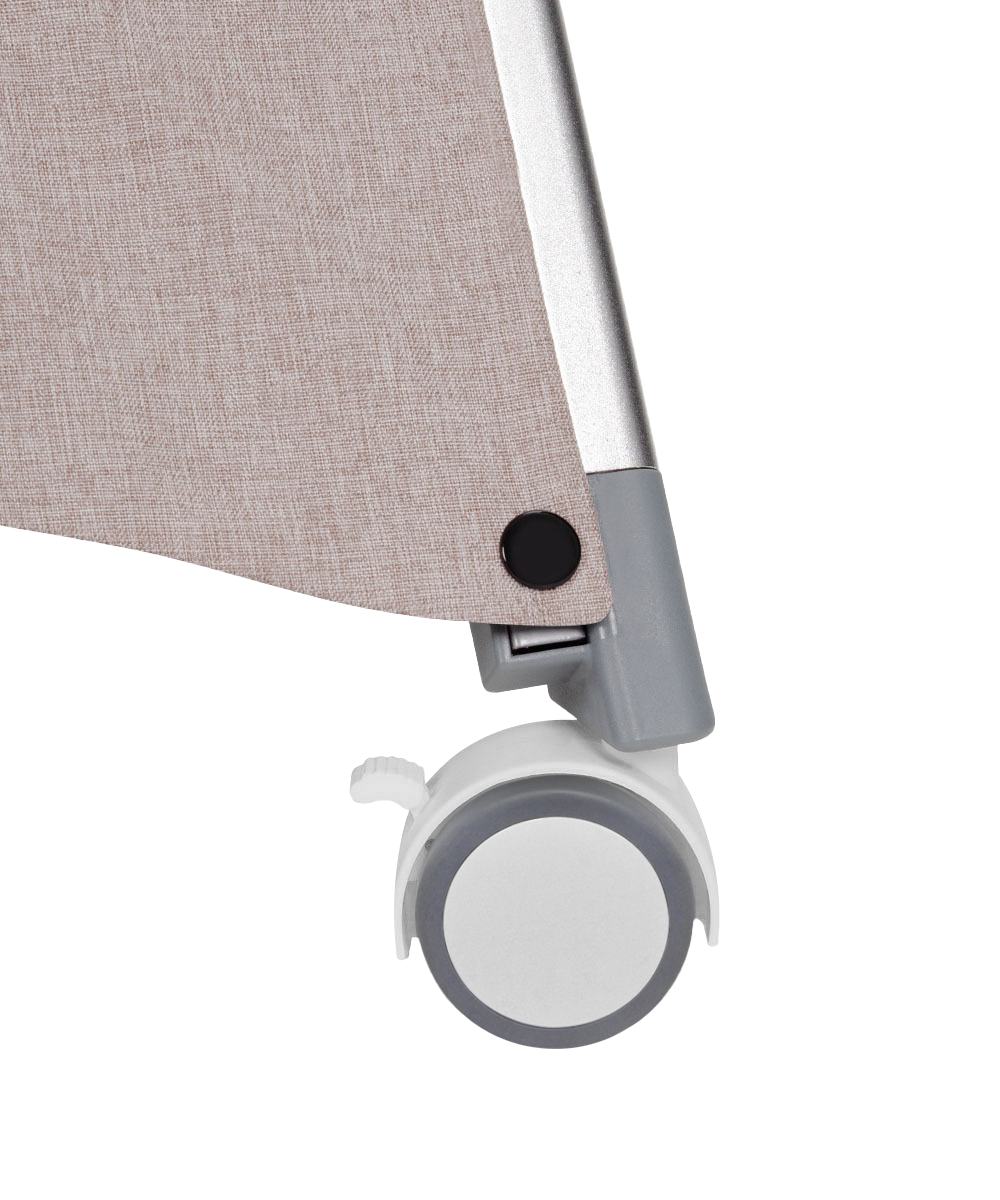 Приставная кроватка Aria 2 в 1 2025 Ножки оборудованы четырьмя колёсами предоставляя вам возможность легко перемещать кроватку. Все колёса фиксируются.