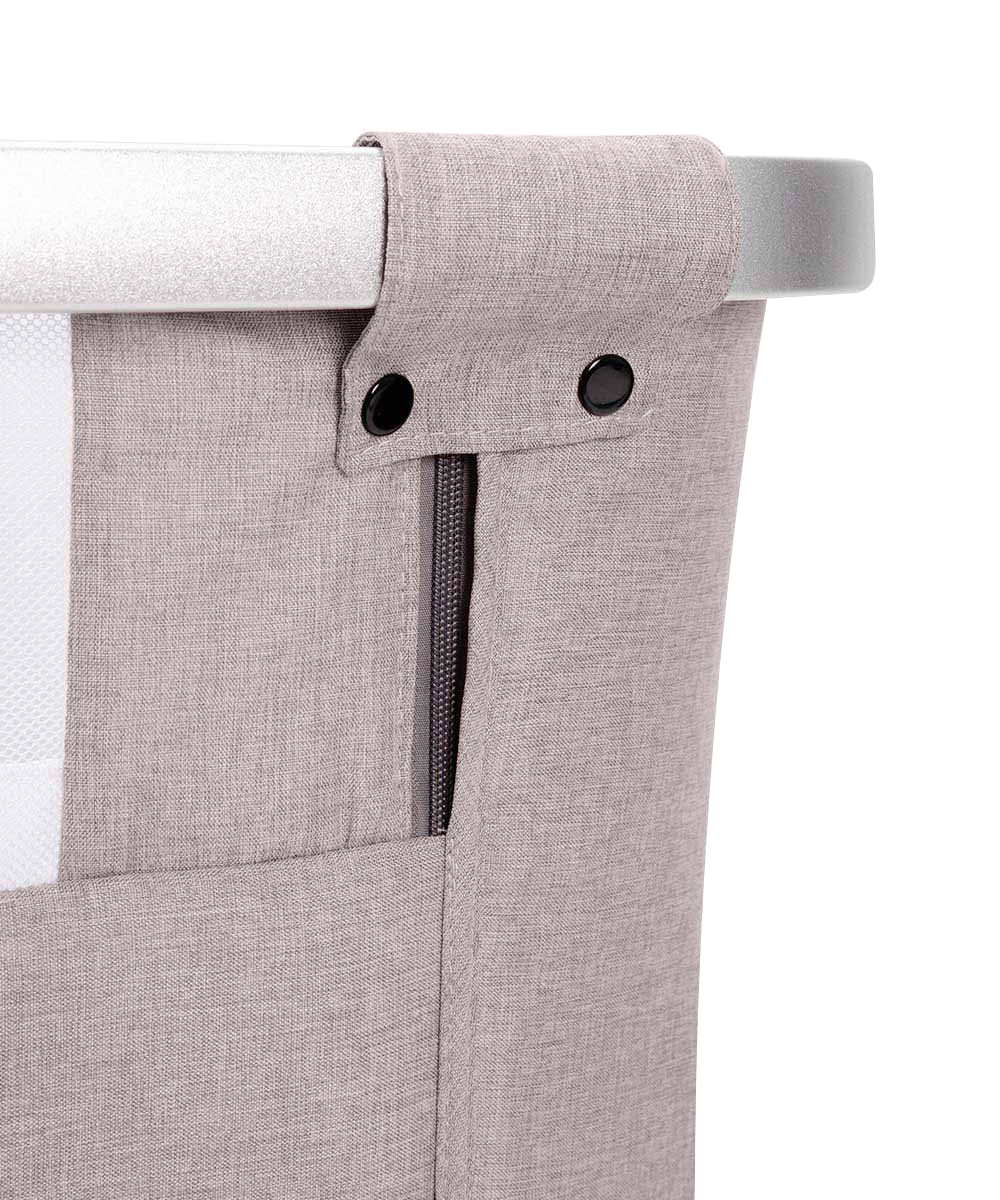 Приставная кроватка Aria 2 в 1 2025 ANIM Для открытия боковой части, полностью расстегните молнии. Нажмите на кнопку фиксатора и потяните верхнюю часть стенки на себя с обеих сторон.