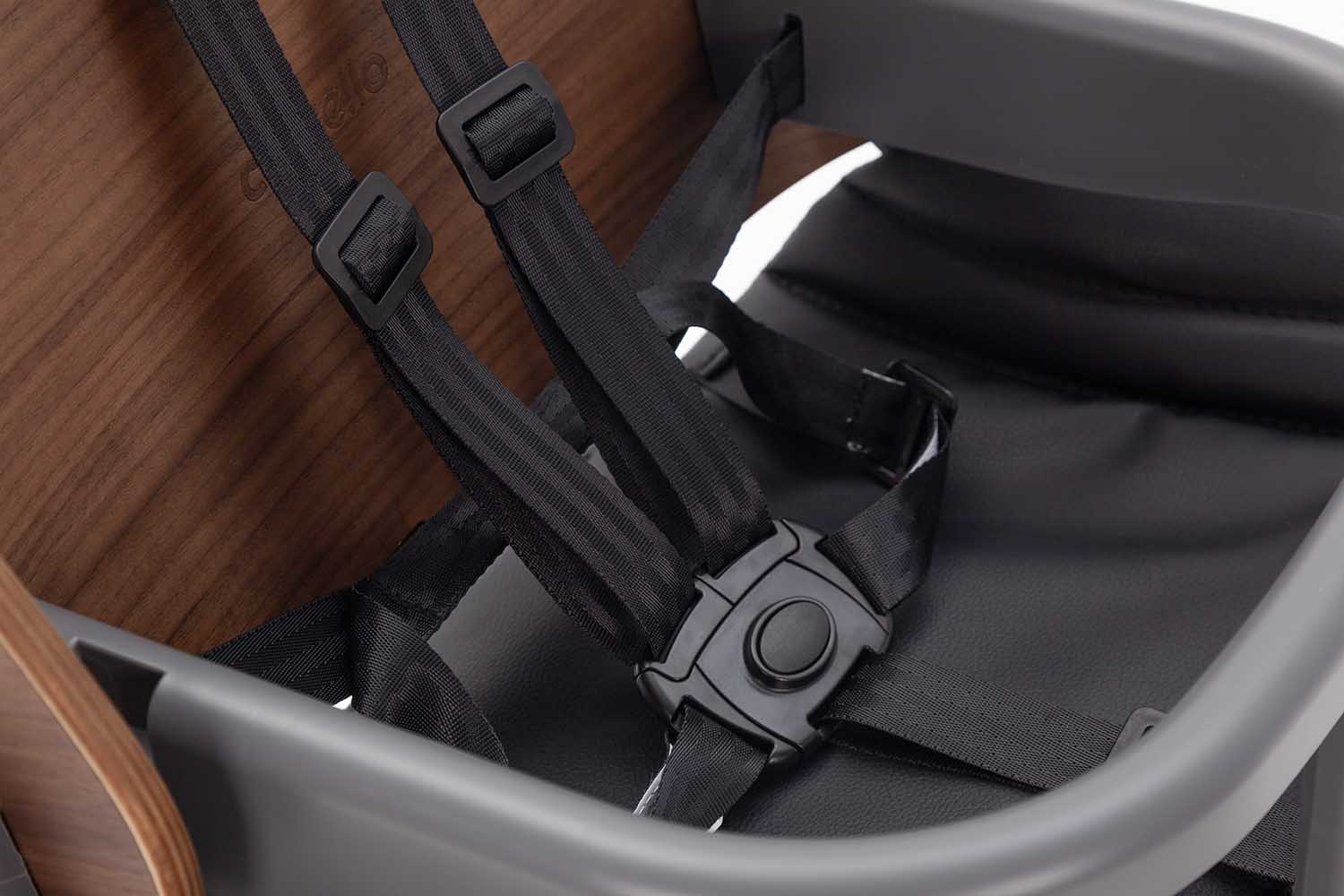 Шезлонг и стульчик-трансформер Combi Безопасность малышу гарантируют:  съёмный бампер с ограничителем от сползания и 5-точечные ремни с надёжным замком.