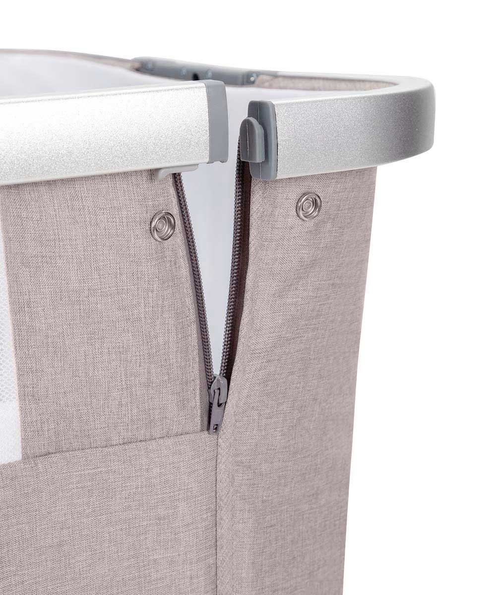 Приставная кроватка Aria 2 в 1 2025 ANIM Для открытия боковой части, полностью расстегните молнии. Нажмите на кнопку фиксатора и потяните верхнюю часть стенки на себя с обеих сторон.