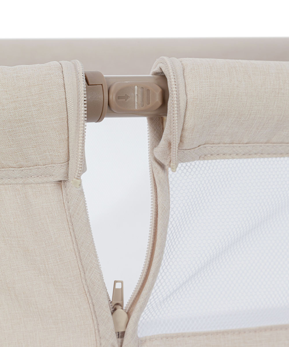 Приставная кроватка Gracia 2024 Для открытия боковой части расстегните молнии с обеих сторон, нажмите на кнопку фиксатора и поднимите направляющую вверх.